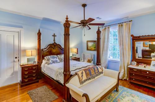 Кровать или кровати в номере Steele Cottage