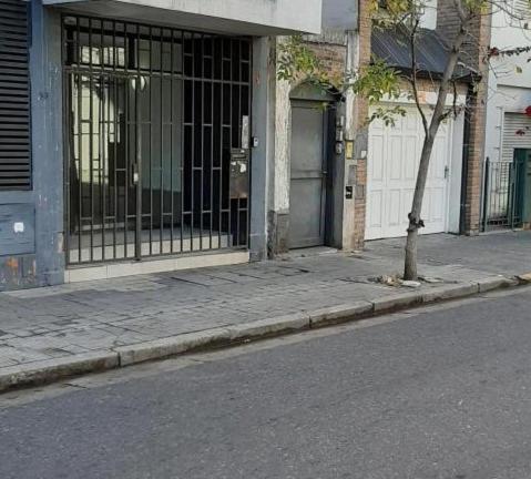 um edifício com um portão ao lado de uma rua em A Metros del Parana em Rosário