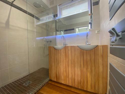 a bathroom with two sinks and a shower at Dernier Etage d'exception in Nice