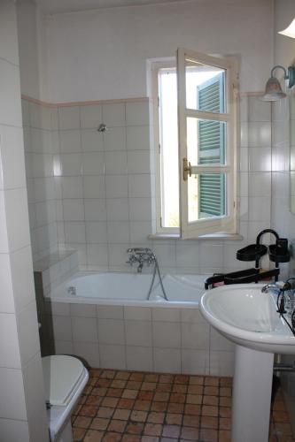 a bathroom with a tub and a toilet and a sink at Teramo 1 dall'Adriatico al Gran Sasso con Piscina in Teramo