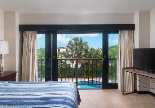 Wonderful 1-bed condo, 2min walk to beach & more tesisinde bir odada yatak veya yataklar