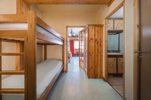 einen Flur mit 2 Etagenbetten in einem Zimmer in der Unterkunft Alpes Roc in Pralognan-la-Vanoise