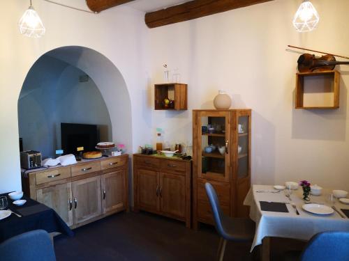 Una cocina con una mesa y un comedor. en Maso BARISEI, en Trento