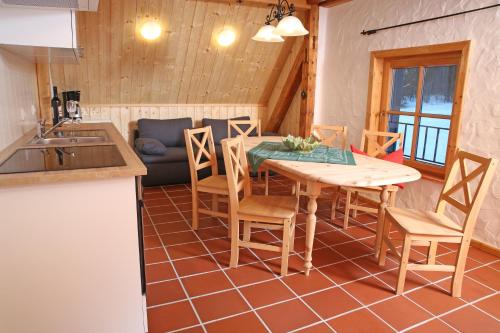 una cucina e una sala da pranzo con tavolo e sedie di Ober der Eller a Brotterode