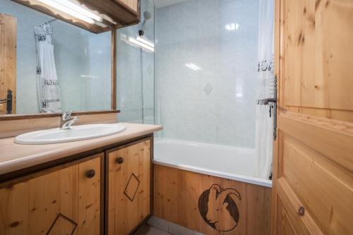 a bathroom with a sink and a bath tub at Alpes Roc in Pralognan-la-Vanoise