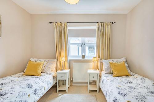 een slaapkamer met 2 bedden en een raam bij Beach Retreat in Bideford