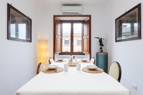 a dining room with a white table and chairs at Studio 71 in Rome