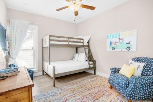 Katil dua tingkat atau katil-katil dua tingkat dalam bilik di Beach Life
