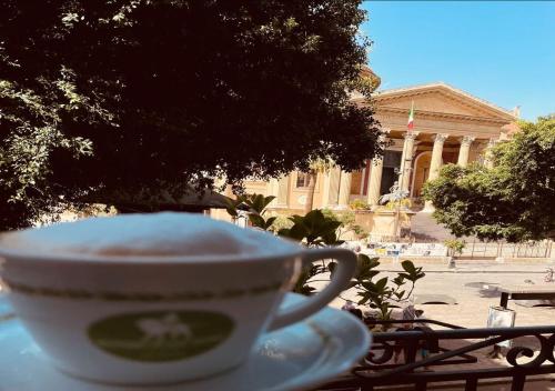 een kopje koffie zittend op een tafel bij Massimo Plaza Hotel in Palermo