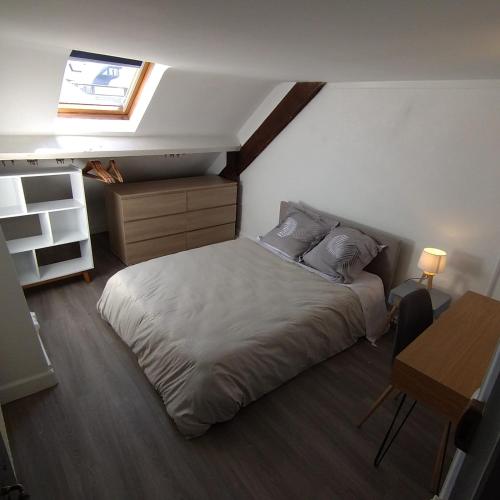 une chambre avec un lit, une table et un bureau dans l'établissement Halles Brauhauban Tarbes - T6 en collocation - Louez votre chambre, à Tarbes