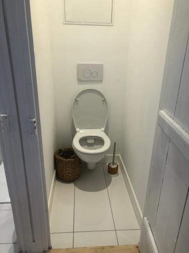 - une petite salle de bains avec des toilettes avec un couvercle dans l'établissement Les Galets, à Saint-Valery-sur-Somme