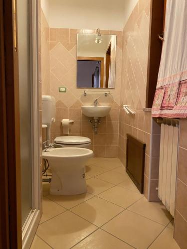 a bathroom with a toilet and a sink at La Rosa dei Venti in Villaputzu