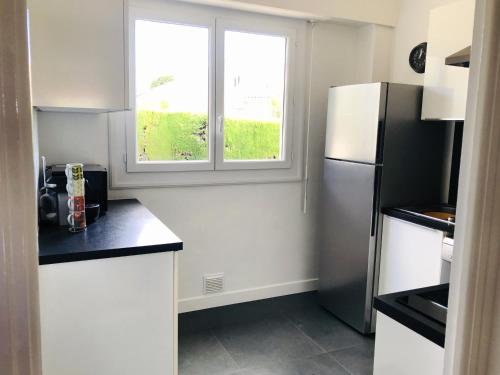 uma cozinha com um frigorífico e uma janela em Beautiful T3 terrasse Nice em Nice
