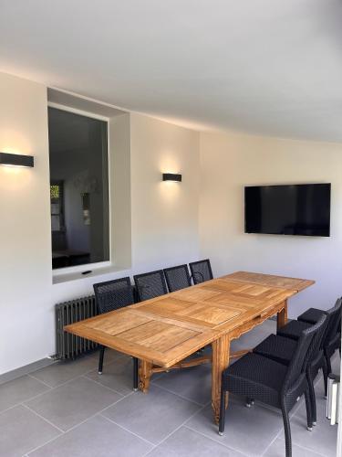 a conference room with a wooden table and chairs at Le Clos Joli in Haybes