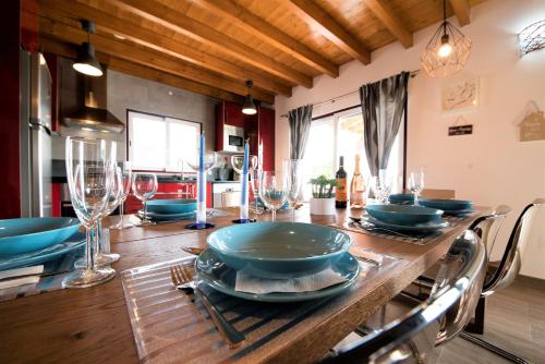 a dining room with a wooden table with blue dishes on it at Monte D'Vagar by Estilo Lusitano, com piscina privada in Grândola