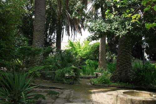 Taman di luar Torre Rocciola