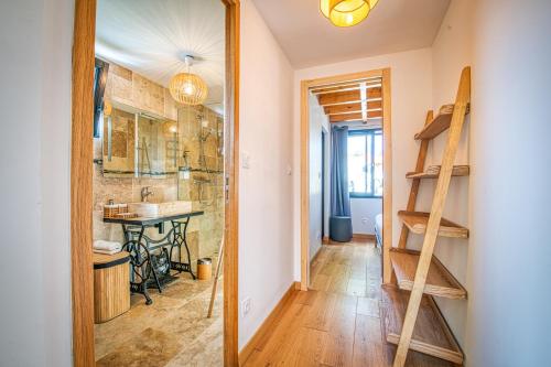 uma casa de banho com um lavatório e uma escada para um chuveiro em Le Hameau de Barbette em Coulounieix-Chamiers