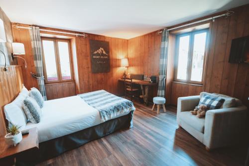 ein Schlafzimmer mit einem Bett, einem Stuhl und einem Schreibtisch in der Unterkunft Auberge des Gorges de la Diosaz in Servoz