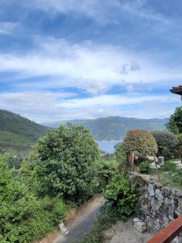 a dirt road with a view of a lake at Casa dos Moroucinhos in Rio Caldo