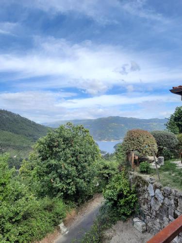 a dirt road with a view of a lake at Casa dos Moroucinhos in Rio Caldo
