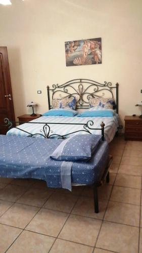 una camera con letto e piumone blu di Casa indipendente Castro a Castro di Lecce