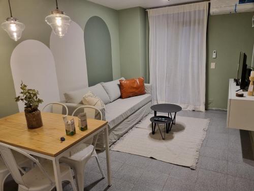 un salon avec un canapé et une table dans l'établissement Alquiler Temporal en Nueva Córdoba!, à Córdoba