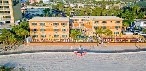 uma vista aérea de um edifício na praia em Page Terrace Beachfront Hotel em St. Pete Beach