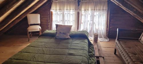 um quarto com uma cama e uma janela em ENTRE VIÑAS em Luján de Cuyo