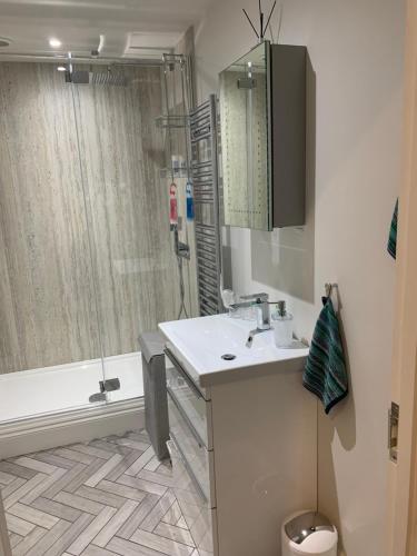 Bilik mandi di Hideaway Holiday Apartment