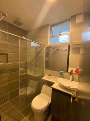 y baño con aseo, lavabo y ducha. en HOTEL CALIFORNIA CITY, en Medellín