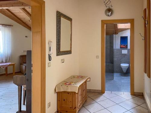 Habitación con baño con aseo y mesa. en Dolomiten View - South Tyrol, en Villandro