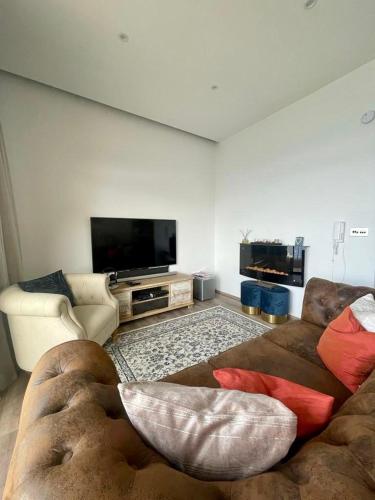 TV a/nebo společenská místnost v ubytování Beach front High End apartment, direct sea views.
