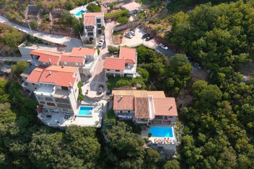 Bazén v ubytování Apartments Villa Čučuk nebo v jeho okolí