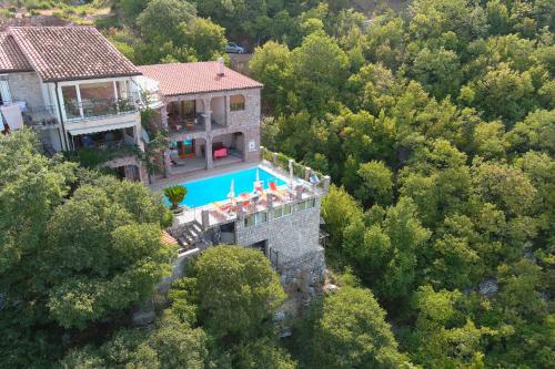 Bazén v ubytování Apartments Villa Čučuk nebo v jeho okolí