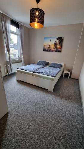 um quarto com uma cama grande e uma janela em FeWo Resse em Gelsenkirchen