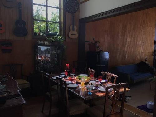 uma mesa numa sala de estar com uma mesa e cadeiras em Gran Departamento en Cerro Alegre con única vista al puerto em Valparaíso