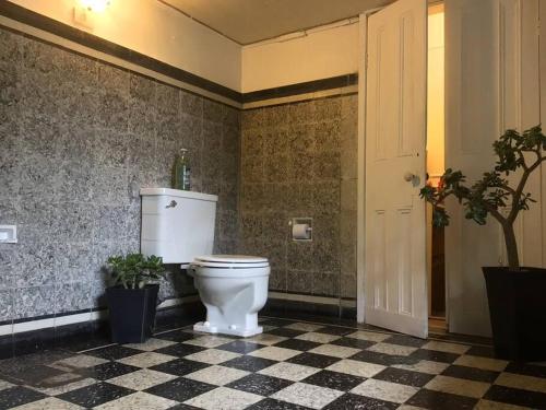 uma casa de banho com um WC e uma parede em azulejo em Gran Departamento en Cerro Alegre con única vista al puerto em Valparaíso