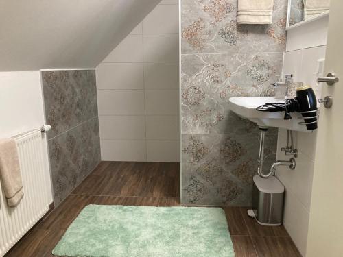 ein Badezimmer mit einem Waschbecken, einem WC und einem Spiegel in der Unterkunft SternenHimmel Gamlitz in Gamlitz