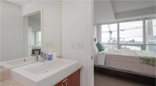 Ένα ή περισσότερα κρεβάτια σε δωμάτιο στο Toronto Downtown Core Two Bedroom Condo with CN Tower View, Free Parking