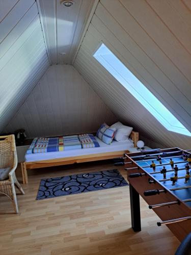 um quarto com uma cama e uma mesa num sótão em Wohnung zum Wohlfühlen em Netphen