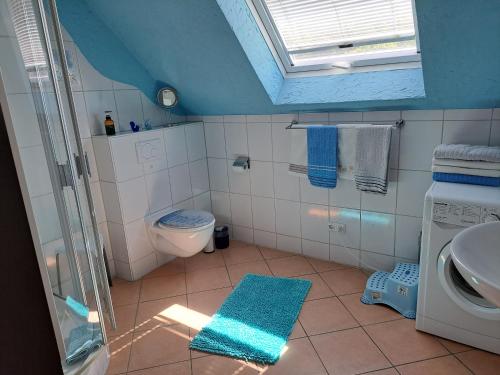 uma casa de banho com um chuveiro, um WC e um lavatório. em Wohnung zum Wohlfühlen em Netphen
