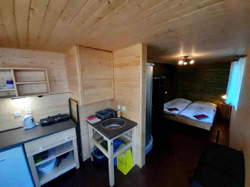 a small room with a sink and a bedroom at Nad rybníkem Hnačov - rodinný rekreační areál in Hnačov