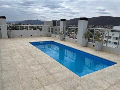 ein Schwimmbad auf dem Dach eines Gebäudes in der Unterkunft Temponorte Salta II in Salta