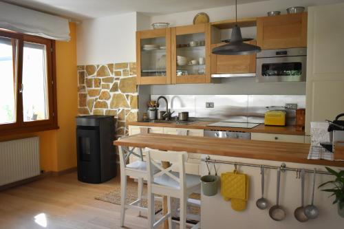 チヴィダーレ・デル・フリウーリにあるCividaleMia, casa vacanzaのキッチン(木製キャビネット、木製カウンタートップ付)