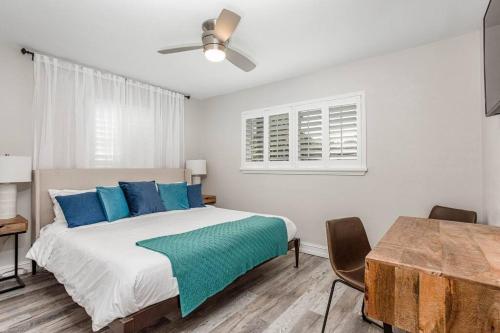 A bed or beds in a room at Beautiful Pompano Beach retreat! Salt water pool!