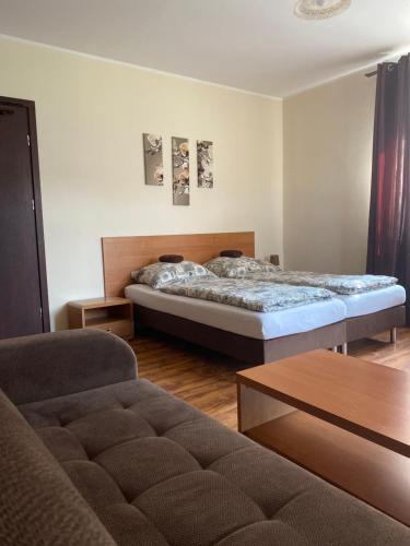 uma sala de estar com uma cama e um sofá em Zajazd Kadar em Wisla