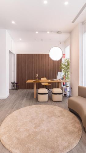 a living room with a table and a couch at Jerusalén Suites Alicante in Alicante