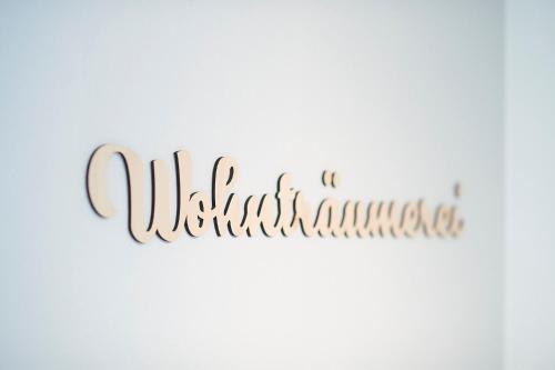 Ein Schild, auf dem steht: "Willkommen bei Milwaukee." in der Unterkunft Wohnträumerei Petit - Stilvoll eingerichtetes und ruhiges Design Apartment in Göttingen