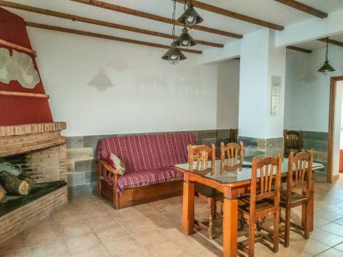 コト・リオスにあるAlojamientos Loma de Mariangelaのリビングルーム(テーブル、ソファ付)