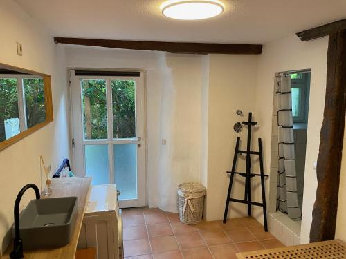 a room with a kitchen with a table and a ladder at 4 Betten in 3-Zimmer-Wohnung mit WLAN TV und Garten in Schwieberdingen